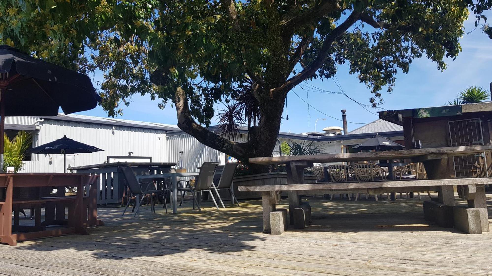 Talisman Hotel & Restaurant Katikati Exterior photo